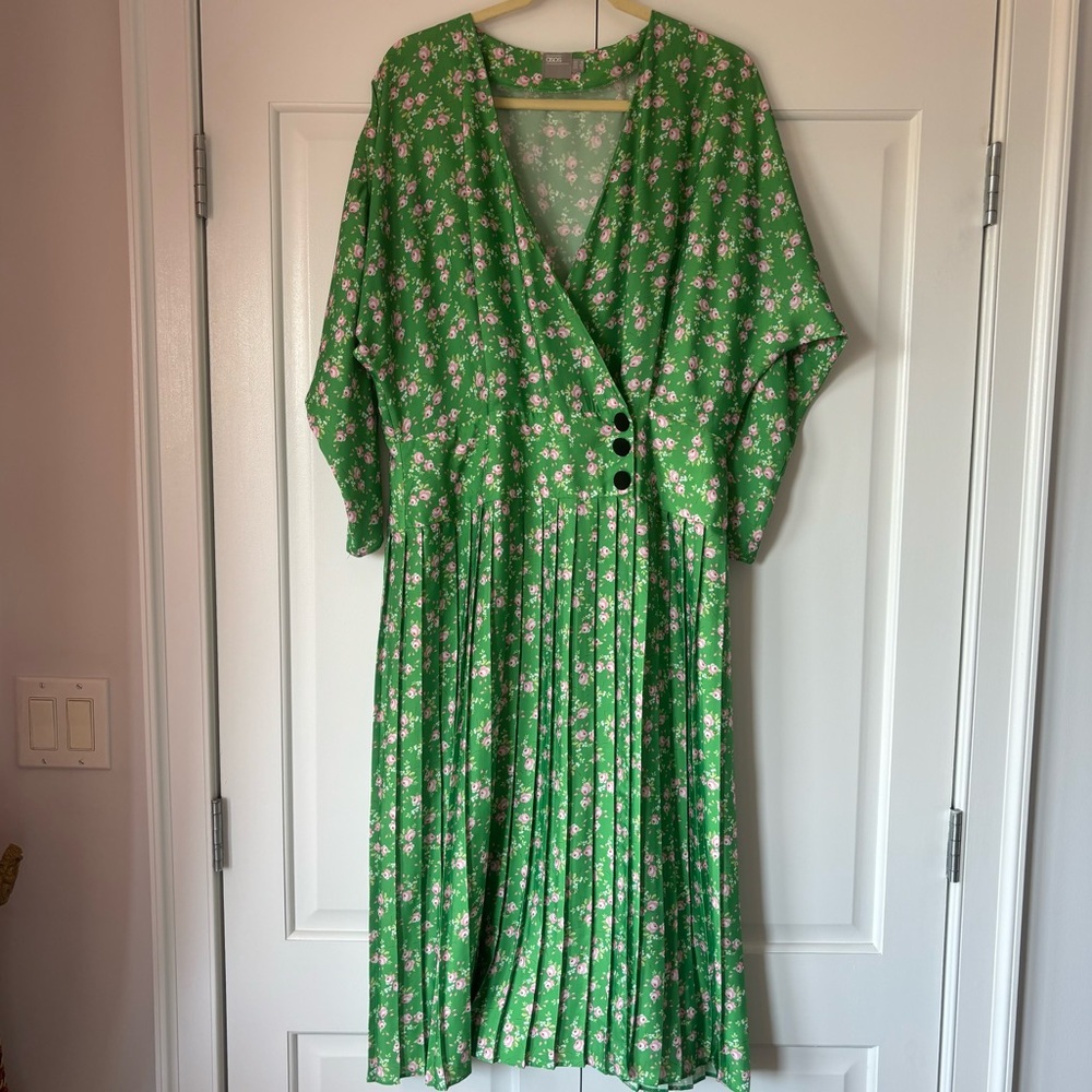 ASOS Green Silky Midi Pleated Dress. Vintage looking w/ Velvet Buttons Size 14.
